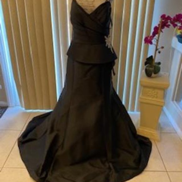 STUNNING BLACK SATIN STRAPLESS EMBELLISHED FORMAL GOWN SIZE 20 - Picture 4 of 10
